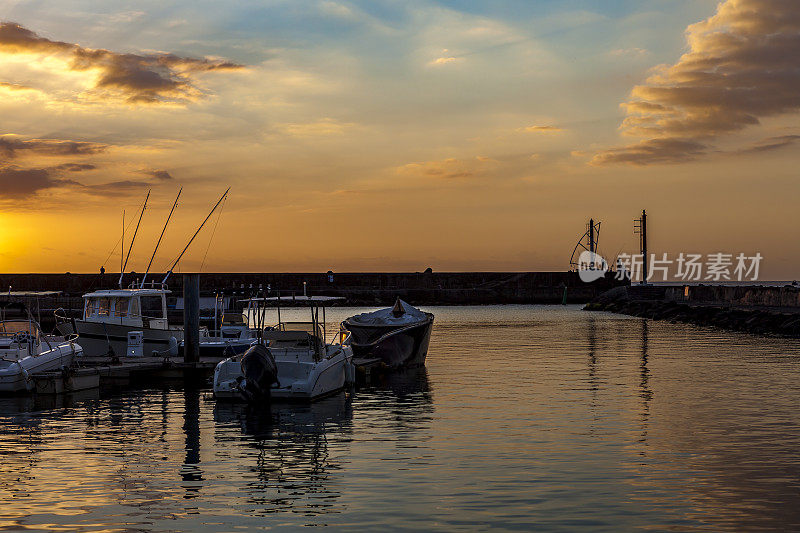 sunset at the harbor, la reunion